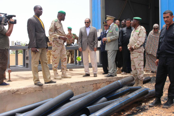 Le Président de la République visite l'usine de production des tuyaux à Kiffa relevant du génie militaire