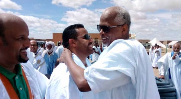 Accolade entre le président du conseil constitutionnel et le directeur de campagne du parti au pouvoir Accolade entre le président du conseil constitutionnel et le directeur de campagne du parti au pouvoir