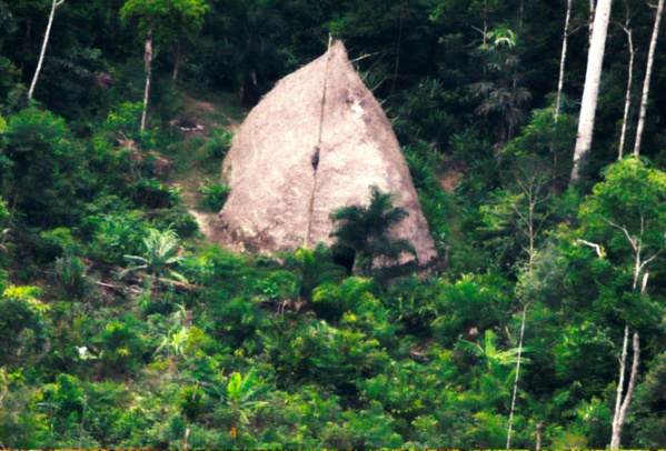 Un drone filme des images inédites d'un peuple isolé d'Amazonie