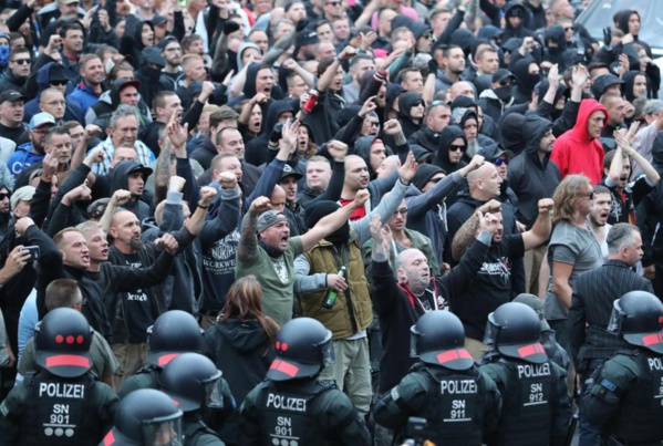 Allemagne: des blessés lors d'un défilé de l'extrême droite après une "chasse" aux étrangers