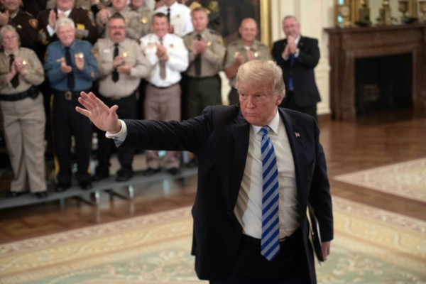 Colère de Trump après la tribune anonyme et explosive d'un "résistant"
