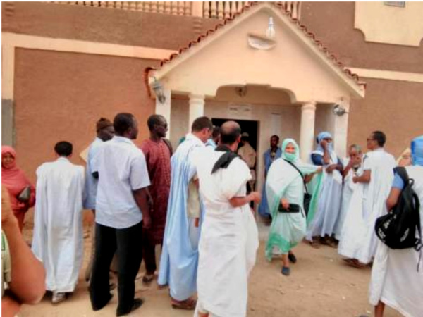 A Atar et Tawaz, jusqu'à 9 heures ce matin, 7 bureaux de vote n'ont pas ouvert à cause d'un différend inter CENI A Atar et Tawaz, jusqu'à 9 heures ce matin, 7 bureaux de vote n'ont pas ouvert à cause d'un différend inter CENI
