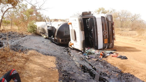 La chute d'un camion ferme la route de djouk depuis hier La chute d'un camion ferme la route de djouk depuis hier