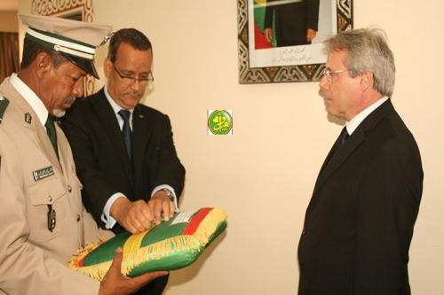 Le ministre des Affaires Etrangères décore l’ambassadeur français accrédité en Mauritanie Le ministre des Affaires Etrangères décore l’ambassadeur français accrédité en Mauritanie