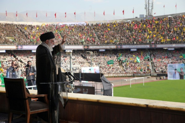 Khamenei promet de ne jamais "livrer l'Iran à l'ennemi"