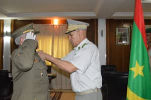 Le Chef d’Etat-major Général des armées décore un officier espagnol Le Chef d’Etat-major Général des armées décore un officier espagnol
