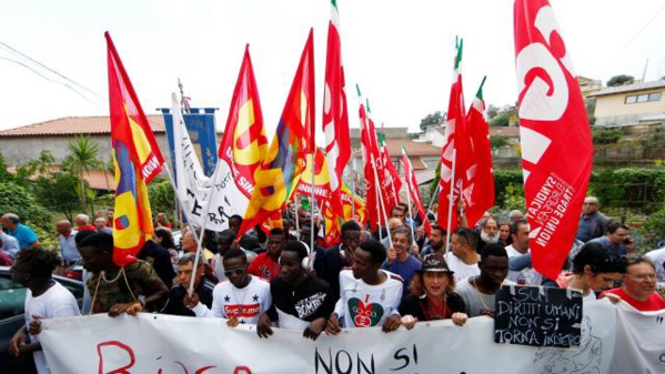 Italie: indignation après la décision de Salvini d'évacuer des migrants d'un village