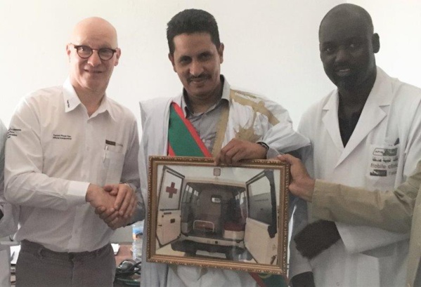 Tasiast remet une ambulance et d’autres dons à la ville de Benichab.