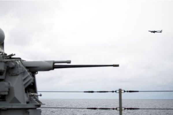 Et soudain, un Tupolev russe au-dessus du navire-amiral de l'Otan Et soudain, un Tupolev russe au-dessus du navire-amiral de l'Otan