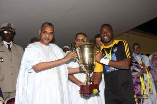 Le Premier ministre remet la coupe du Président de la République à l’équipe du FC Nouadhibou
