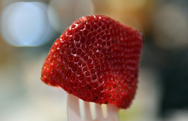 Mystère des fraises piégées: une femme inculpée en Australie