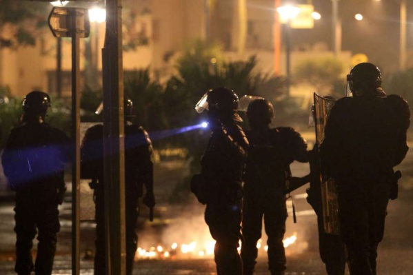 Violences à La Réunion: Emmanuel Macron annonce une réponse "intraitable" Violences à La Réunion: Emmanuel Macron annonce une réponse "intraitable"