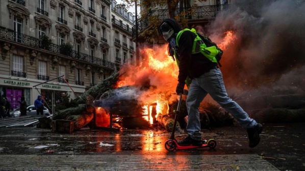 Sirènes et fumées noires : au coeur de Paris, des touristes stupéfaits du chaos