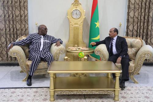 Le Président de la République s’entretint en tête- à- tête avec son homologue burkinabé Le Président de la République s’entretint en tête- à- tête avec son homologue burkinabé