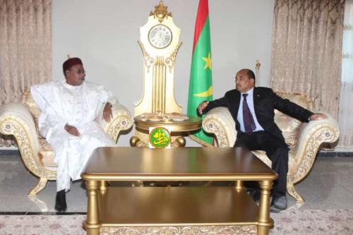 Le Président de la République s’entretint en tête- à- tête avec son homologue nigérien Le Président de la République s’entretint en tête- à- tête avec son homologue nigérien