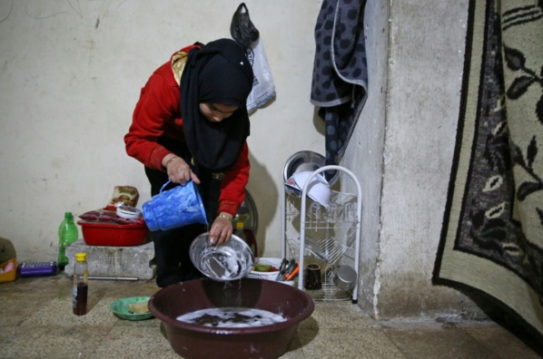 En Syrie, des déplacés dénués de tout vivent entassés sous-terre
