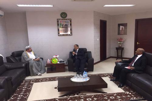Le ministre des affaires étrangères reçoit des copies figurées des lettres de créance du nouvel ambassadeur du sultanat d’Oman Le ministre des affaires étrangères reçoit des copies figurées des lettres de créance du nouvel ambassadeur du sultanat d’Oman