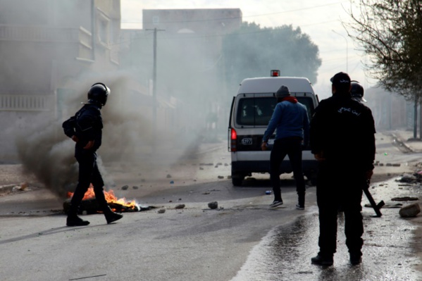 Nouveaux heurts nocturnes dans trois villes de Tunisie