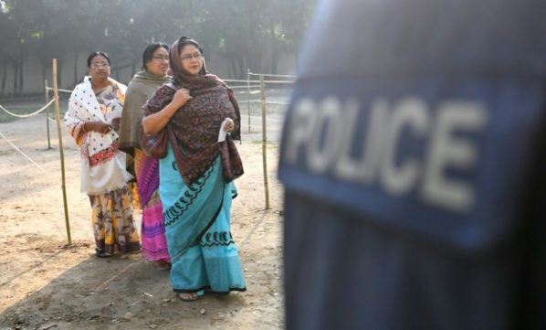 Bangladesh: deux morts dans des affrontements en marge des élections selon la police Bangladesh: deux morts dans des affrontements en marge des élections selon la police
