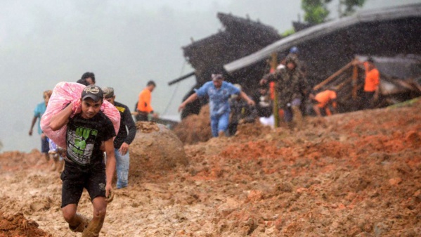 Glissement de terrain en Indonésie: au moins neuf morts, des dizaines de disparus