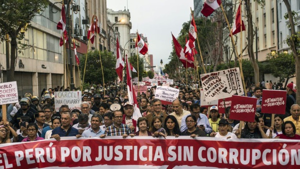 Pérou: des centaines de manifestants demandent la démission du procureur général