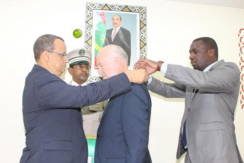 Le ministre des affaires étrangères et de la coopération décore le coordinateur des agences du système des Nations Unies en Mauritanie Le ministre des affaires étrangères et de la coopération décore le coordinateur des agences du système des Nations Unies en Mauritanie