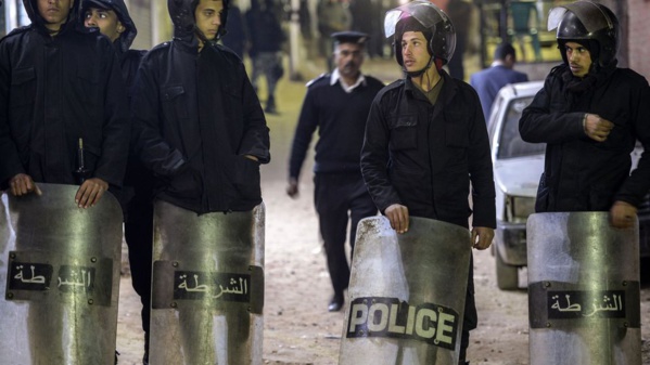 Egypte: un policier tué en tentant de désamorcer une bombe devant une église