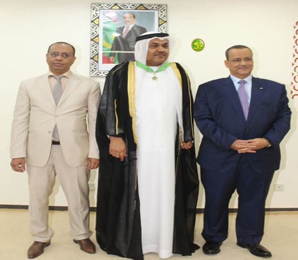 Au nom du Président de la République, le ministre des affaires étrangères décore l'ambassadeur de l'Etat des Emirats Arabes Unis Au nom du Président de la République, le ministre des affaires étrangères décore l'ambassadeur de l'Etat des Emirats Arabes Unis