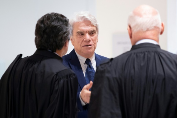 Cinq ans de prison ferme requis contre Bernard Tapie pour "escroquerie"