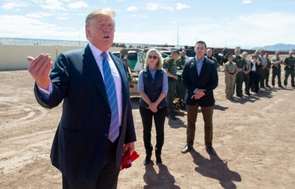 Trump martèle son message à la frontière mexicaine: "On est complet"