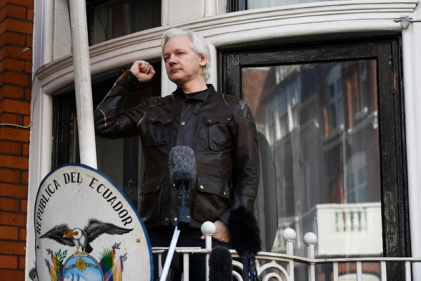 Julian Assange arrêté par la police britannique dans l'ambassade d'Equateur Julian Assange arrêté par la police britannique dans l'ambassade d'Equateur