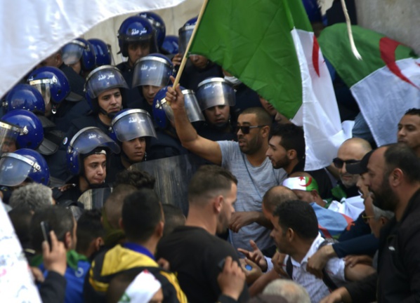 Alger: la police tente vainement d'évacuer le parvis de la Grande Poste