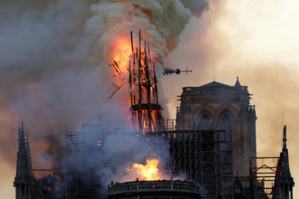 Notre Dame de Paris, défigurée mais encore debout, sera "rebâtie" promet Macron