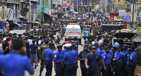 La police annonce un nouveau bilan des attentats au Sri Lanka: 207 morts, 450 blessés La police annonce un nouveau bilan des attentats au Sri Lanka: 207 morts, 450 blessés