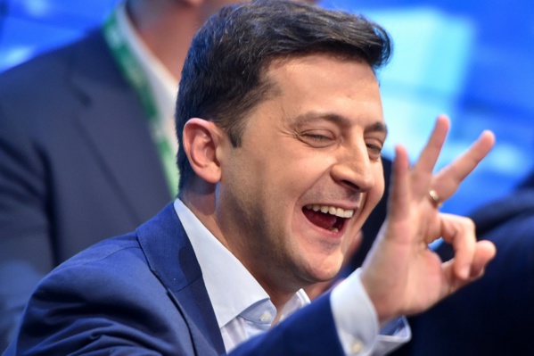Ukraine: le triomphe du comédien Zelensky ouvre une période d'incertitudes