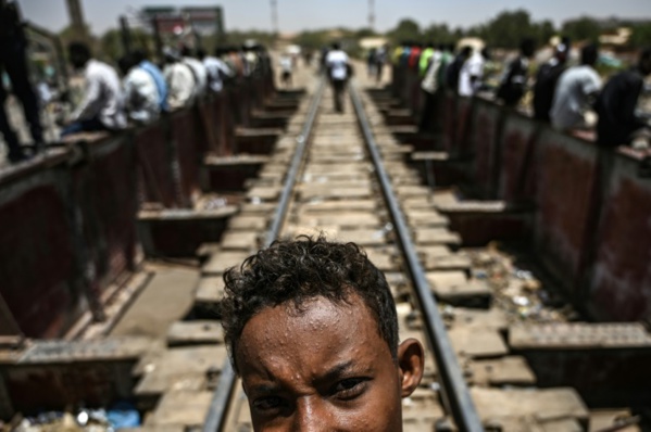 L'armée soudanaise exige la levée des barrages, les manifestants maintiennent la pression L'armée soudanaise exige la levée des barrages, les manifestants maintiennent la pression