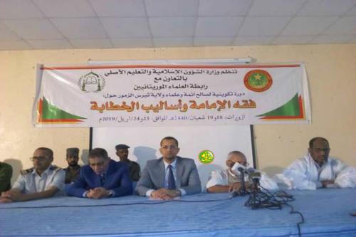 Zoueirate : lancement d’une session de formation sur l’«Imama» et techniques de la ‘’khotba’’ (prêche du vendredi) Zoueirate : lancement d’une session de formation sur l’«Imama» et techniques de la ‘’khotba’’ (prêche du vendredi)