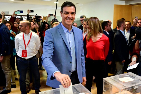 Espagne: Sanchez remporte les élections marquées par l'émergence de l'extrême droite