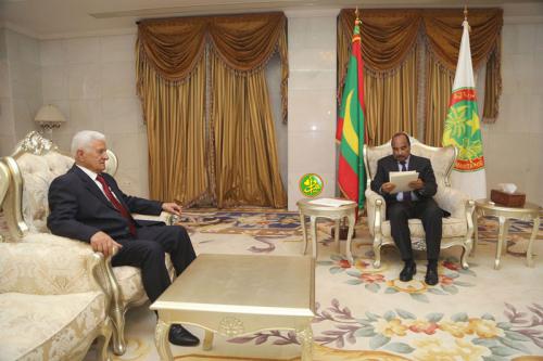 Le Président de la République reçoit un message écrit du président palestinien Le Président de la République reçoit un message écrit du président palestinien