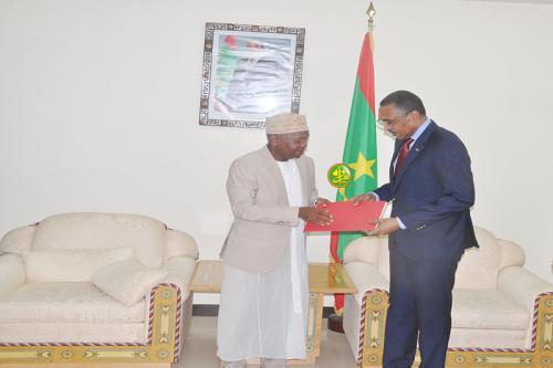 Le Premier ministre reçoit en audience un émissaire du président comorien porteur d'un message au Président de la République Le Premier ministre reçoit en audience un émissaire du président comorien porteur d'un message au Président de la République
