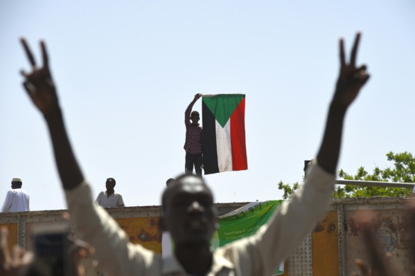 Soudan: des manifestants démantèlent à contre-coeur des barricades à Khartoum Soudan: des manifestants démantèlent à contre-coeur des barricades à Khartoum
