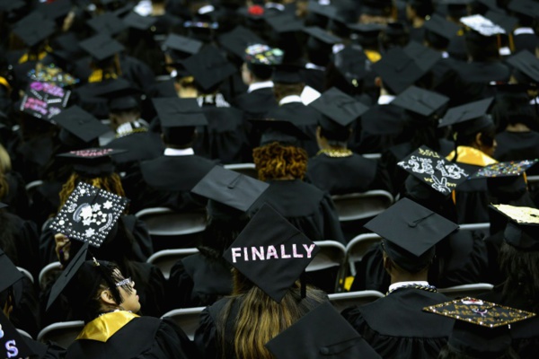 Enorme surprise pour des étudiants américains: un milliardaire va payer leurs dettes