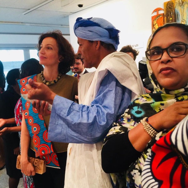 L'artiste entre Audrey Azouley directrice générale de l'Unesco et Cissé Mint Boyda déléguée mauritanienne à l'Unesco / crédit Khaïl L'artiste entre Audrey Azouley directrice générale de l'Unesco et Cissé Mint Boyda déléguée mauritanienne à l'Unesco / crédit Khaïl