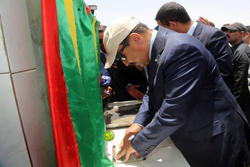 Le Président de la République pose la première pierre d'une ligne électrique haute tension reliant Nouakchott et Zoueirate Le Président de la République pose la première pierre d'une ligne électrique haute tension reliant Nouakchott et Zoueirate
