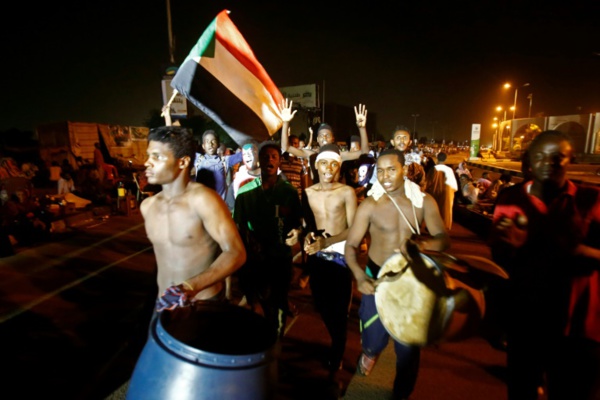 Soudan: l'armée ferme Al-Jazeera, poursuite des manifestations à Khartoum
