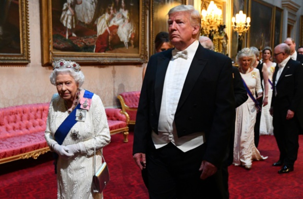 Trump fait l'éloge de la reine et insulte le maire de Londres
