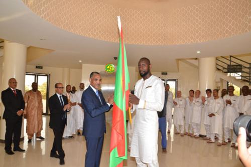 Au nom du Président de la République le Premier ministre remet le drapeau national au capitaine de l’équipe les Mourabitounes