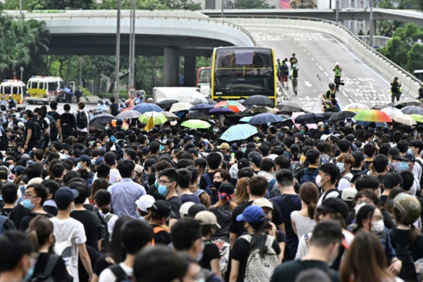 Les manifestants paralysent Hong Kong, report de l'examen d'un texte controversé Les manifestants paralysent Hong Kong, report de l'examen d'un texte controversé