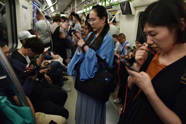 En Chine, des jeunes redonnent vie au "hanfu", l'habit traditionnel En Chine, des jeunes redonnent vie au "hanfu", l'habit traditionnel