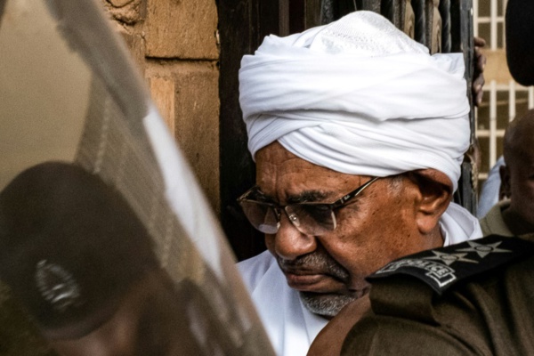 Soudan: le président déchu Omar el-Béchir déféré au parquet